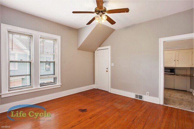 Building Photo - 2 br, 1 bath Triplex - 248 Henry Ave SE