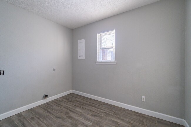 Building Photo - Cozy Comfort: Inviting 3 Bedroom, 1.5 Bath...