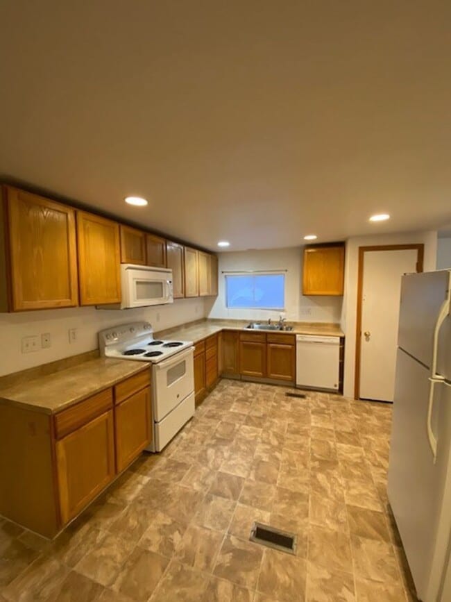 Building Photo - HOME ON HUDLOW (P#335)