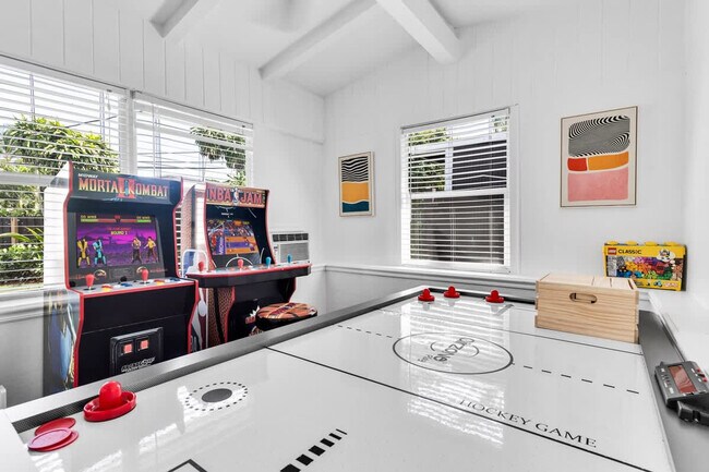 Building Photo - 714 NE 17th Ct