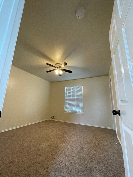 Building Photo - 755 River Rd