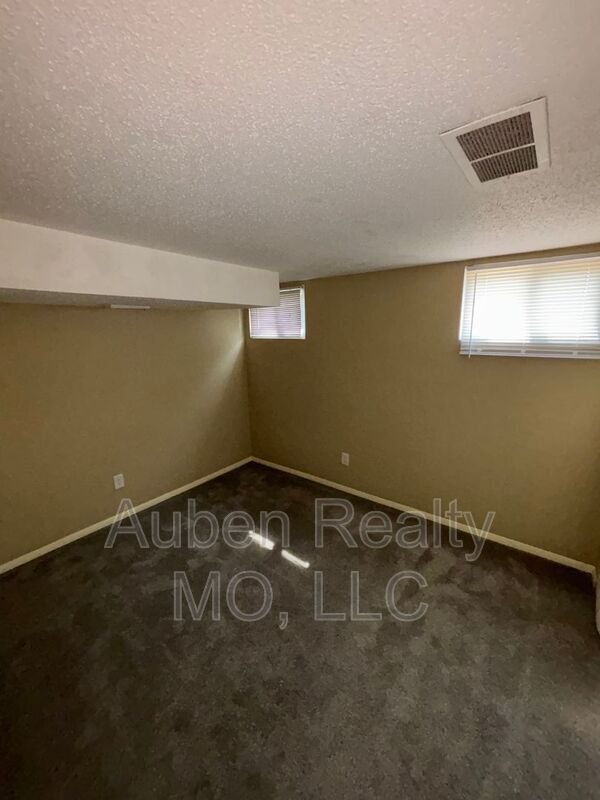 Building Photo - 409 NE Westwind Dr