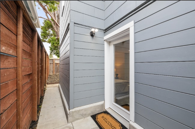 Building Photo - Private Gated Studio with Garden Access | ...