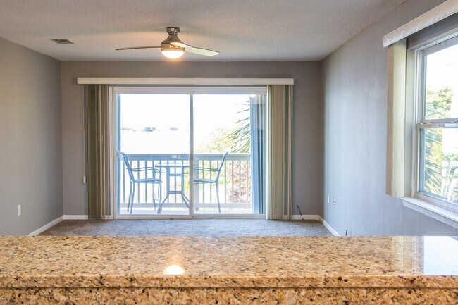 Building Photo - 3/2 1200 SF condo on the Intercoastal West...