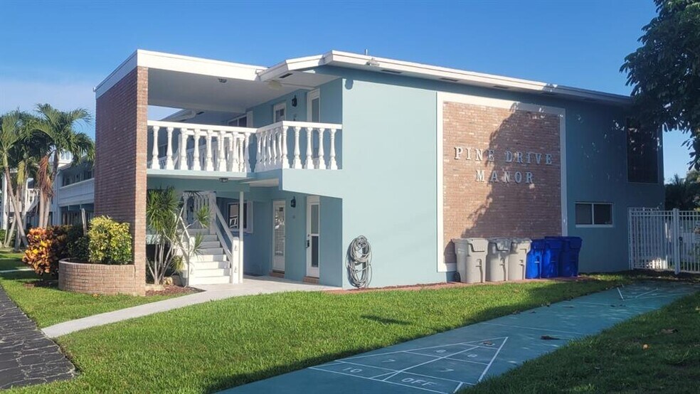 Building Photo - 1100 Pine Dr