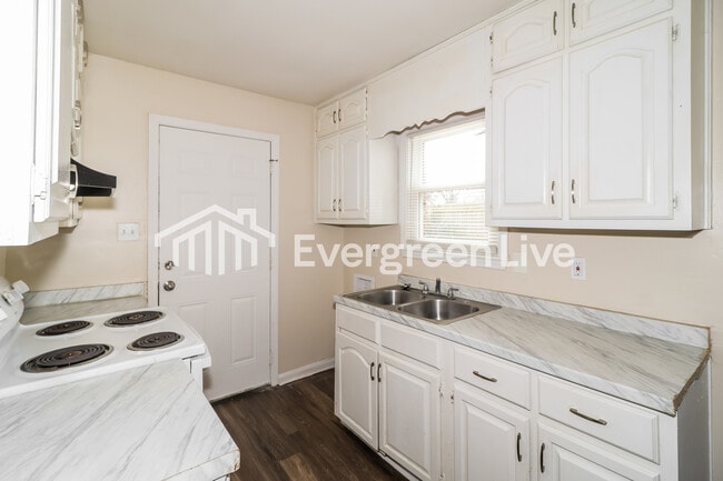 Building Photo - 4053 Chippewa Rd