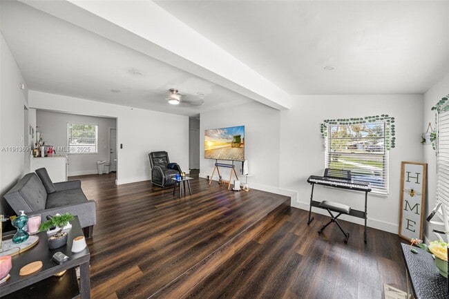 Building Photo - 600 SW 10th St