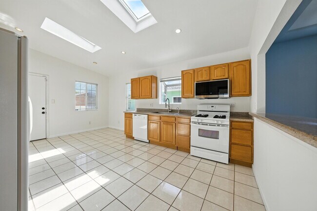 Building Photo - 5530 Laverne Ave