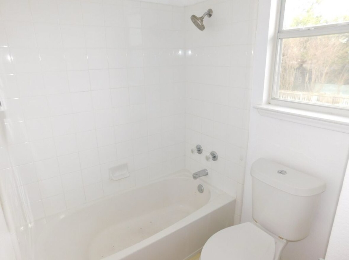 Building Photo - 703 Thrush Dr