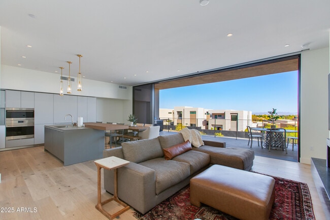 Building Photo - 5000 N Camelback Rdg Dr