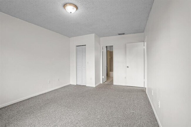 Building Photo - 1013 SW 112th Ter