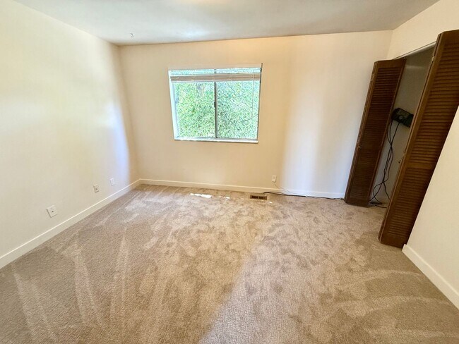 Building Photo - Parkridge Drive Duplex