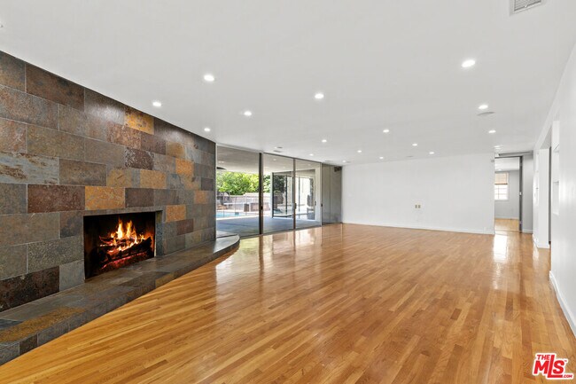 Building Photo - 10421 Beckford Ave