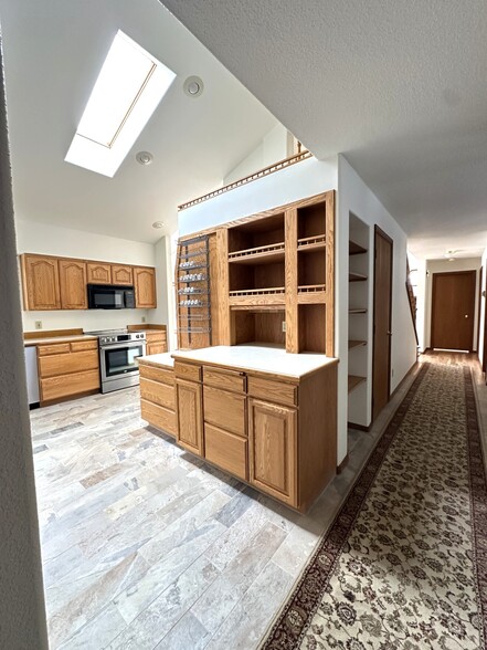 KITCHEN ENTRY FROM LAUNDRY ROOM - 10680 Manastash Rd