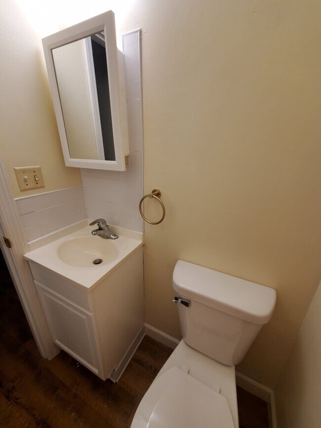 Building Photo - 209 E Pineview Dr