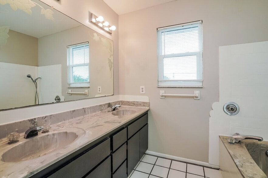 Building Photo - 3410 SE 11th Ave