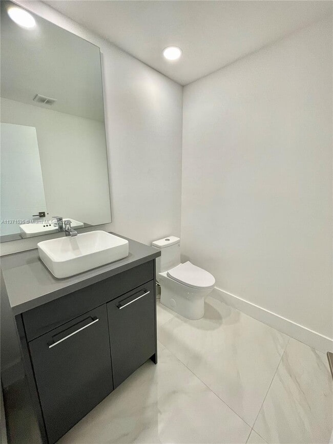 Building Photo - 5721 Bayview Dr