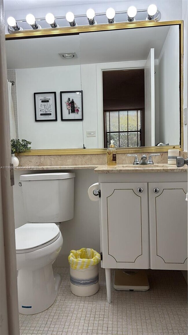 Building Photo - 14211 N Kendall Dr