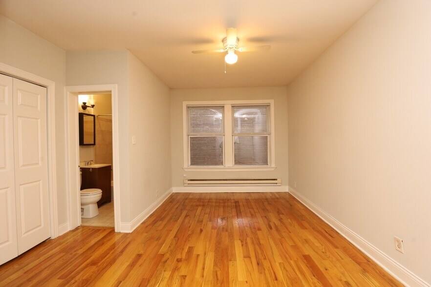 Building Photo - 457 W Melrose