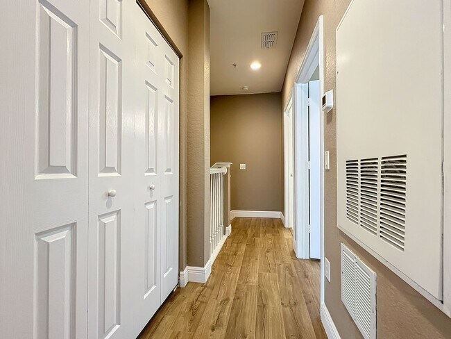 Building Photo - LUXURY 3 Bedroom / 2 Bath Townhome in a ga...