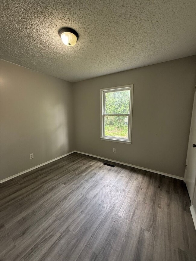 Building Photo - AVAILABLE NOW! 3 bed 1 bath with 1 car attached garage