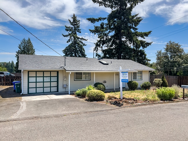 Building Photo - Spacious 3 Bedroom 1 Bath Ranch House  in Milwaukie! Washer and Dryer Included!