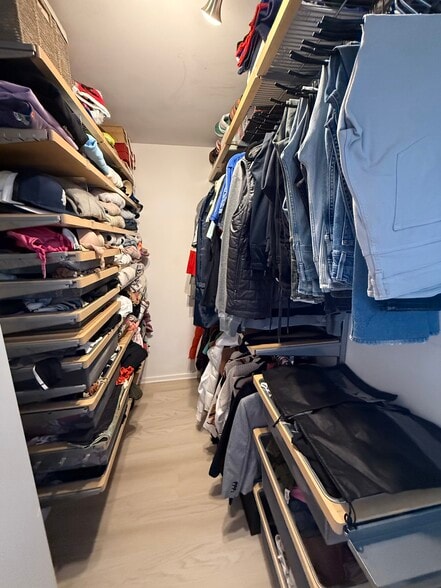 Walk In Closet - 659 W Randolph St