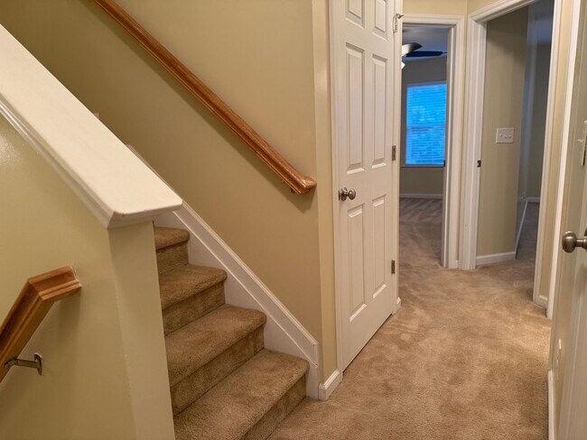 Building Photo - Wonderful Raleigh Townhome Convenient to I440 & I540, Huge Master Suite, Near Anderson Pointe Park!