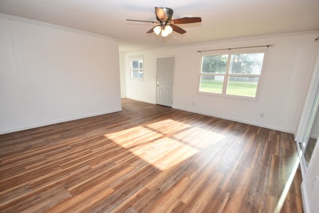 Building Photo - 4 bedroom 2 bath home close to UP Mall