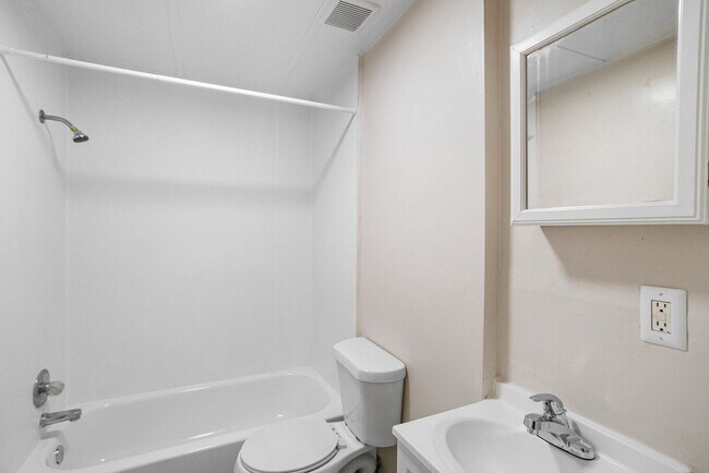 Building Photo - 935 Union St S