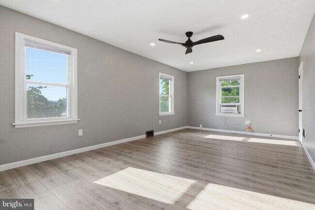Building Photo - 219 3rd St