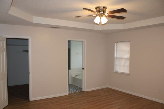 Building Photo - 3 Bedroom 2 Bath W/Bonus South Augusta!