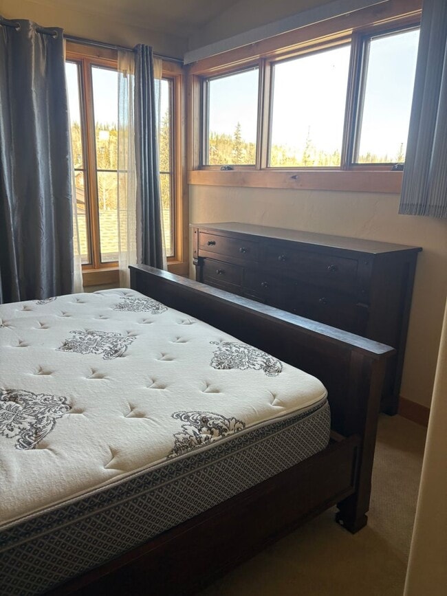 Building Photo - Beautiful Furnished Townhome with infared ...