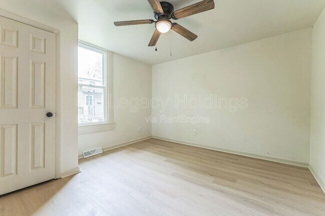 Building Photo - 421 Walnut Ave