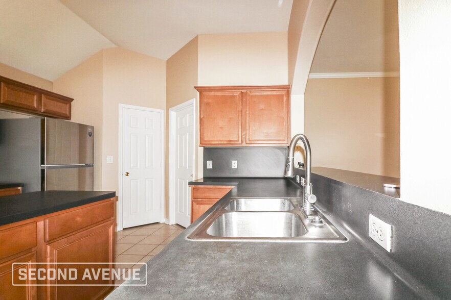 Building Photo - 5945 Sutherland Dr