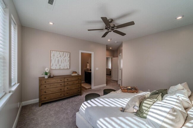 Building Photo - Beautiful 3 bed 2 bath Desert Color Home! ...