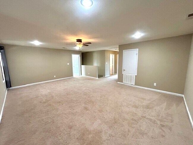 Building Photo - Move In Ready!-Charming 3 -bedroom Home with a move in special-$300 off first month's rent.