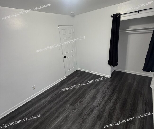 Building Photo - Spacious 3 Bedrooms • 1 Bathroom Home. Comfortably updated with classic charm and modern finishes...