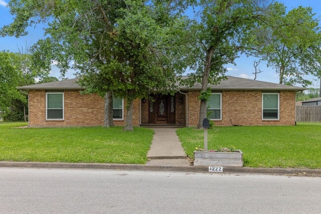 Building Photo - 1222 Haines Dr