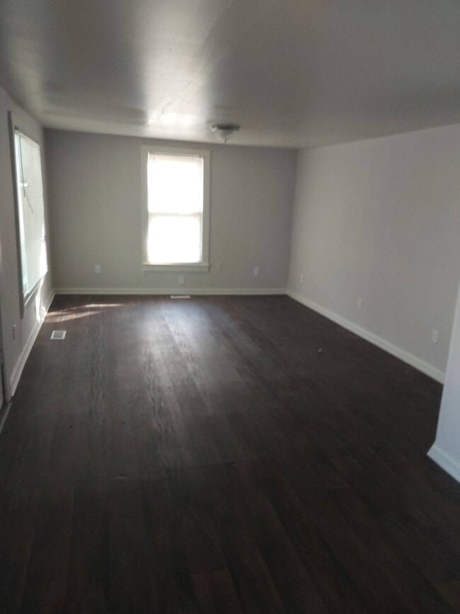 Building Photo - 1514 W Short 17th St