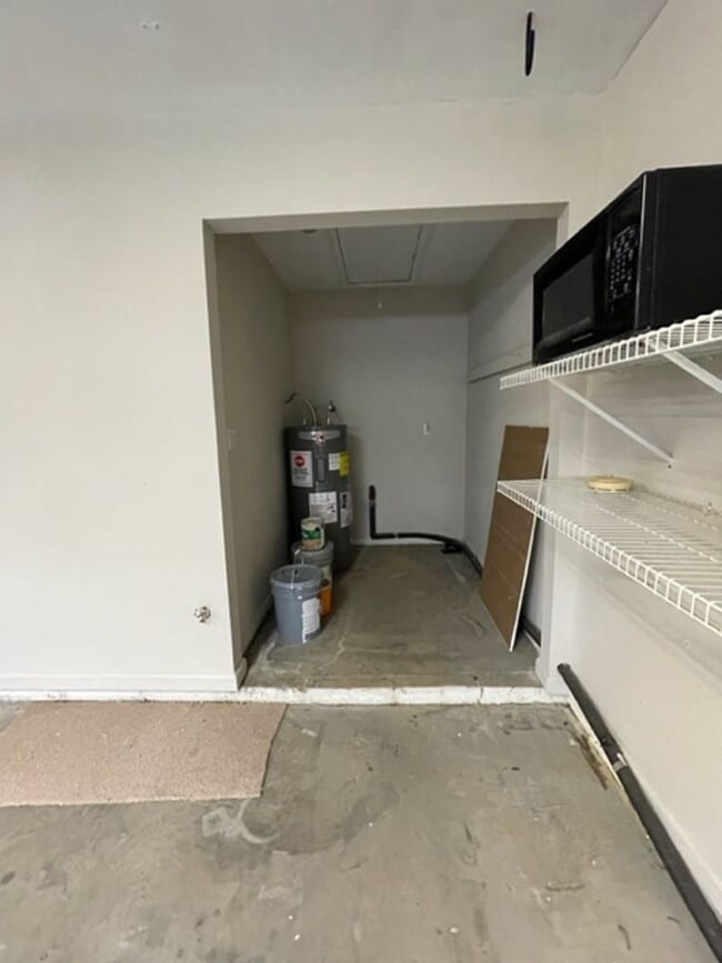 Building Photo - South Knoxville, 2 bedroom condo, 2 car garage Text or Call Debra Johnson 865-591-8281