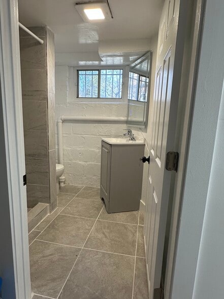 Bathroom/Shower - 16 Bellair Pl