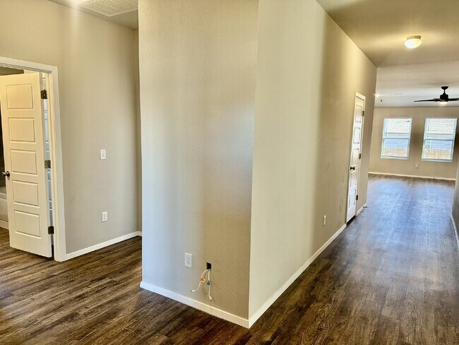 Building Photo - 920 Queen St