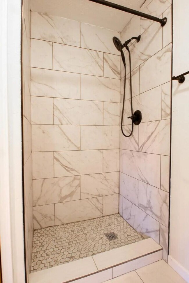 Building Photo - 4 Bedroom 3 Bathroom 2 Car Garage