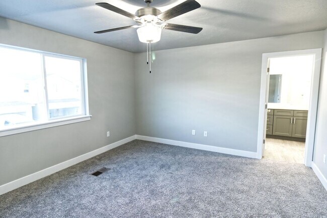 Building Photo - Brand New 3 bedroom Townhome In Cedar City...