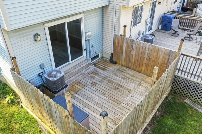 Building Photo - Special Offer – One Week Free Rent!