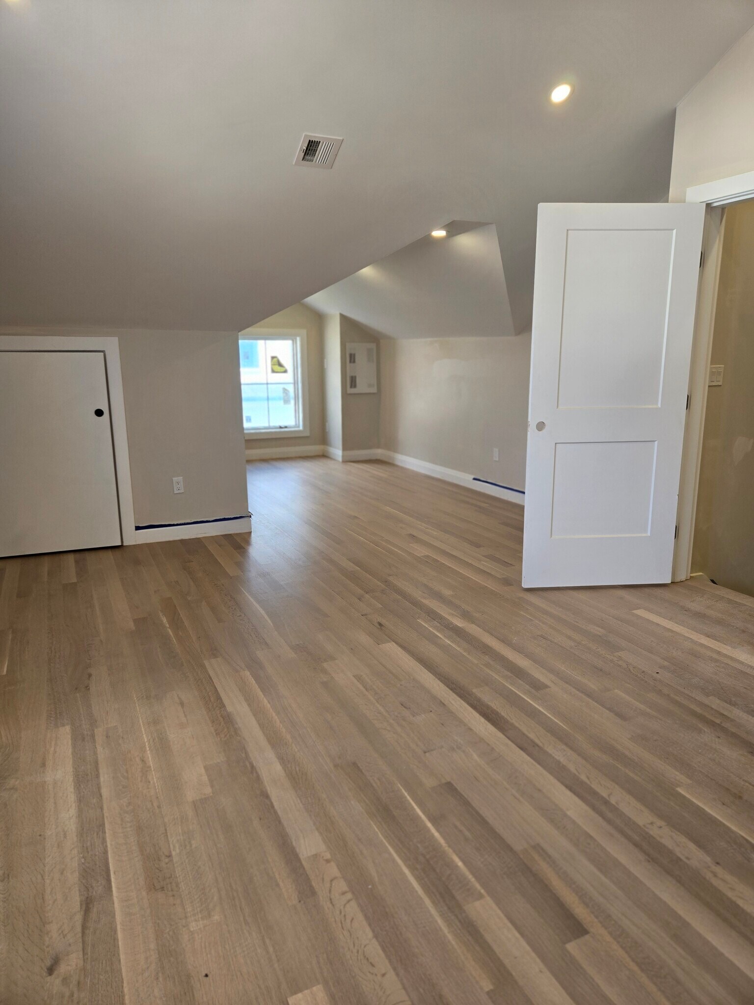 Building Photo - 114 E Side Pky