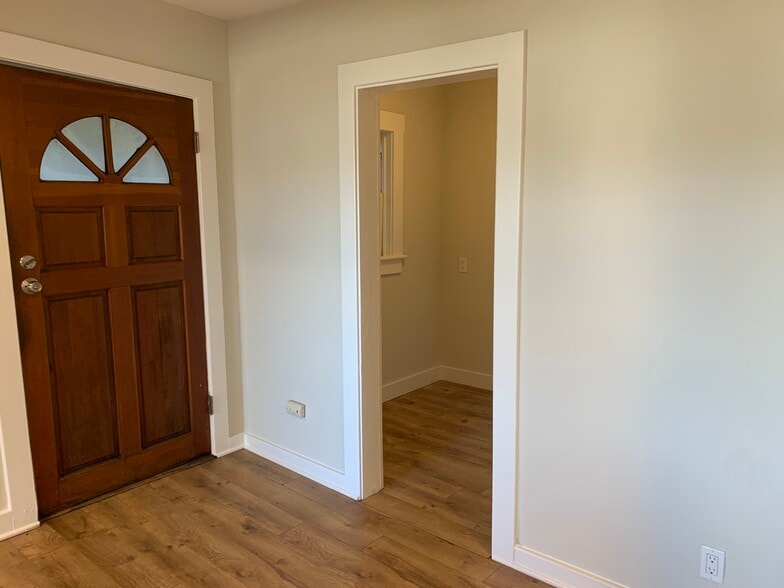 Building Photo - 923 Bridgeway
