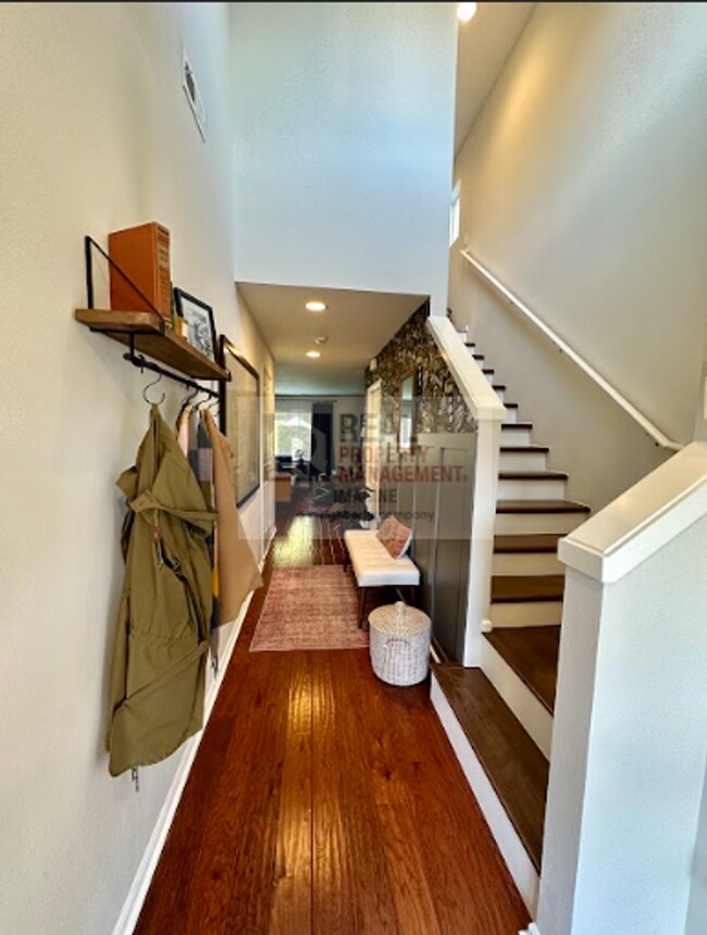 Building Photo - Check out this adorable 3 bedroom, 2.5 bath home!