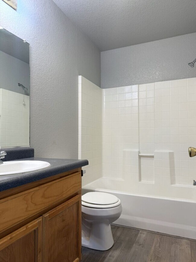 Building Photo - 4/2 with open floor plan Available NOW!!